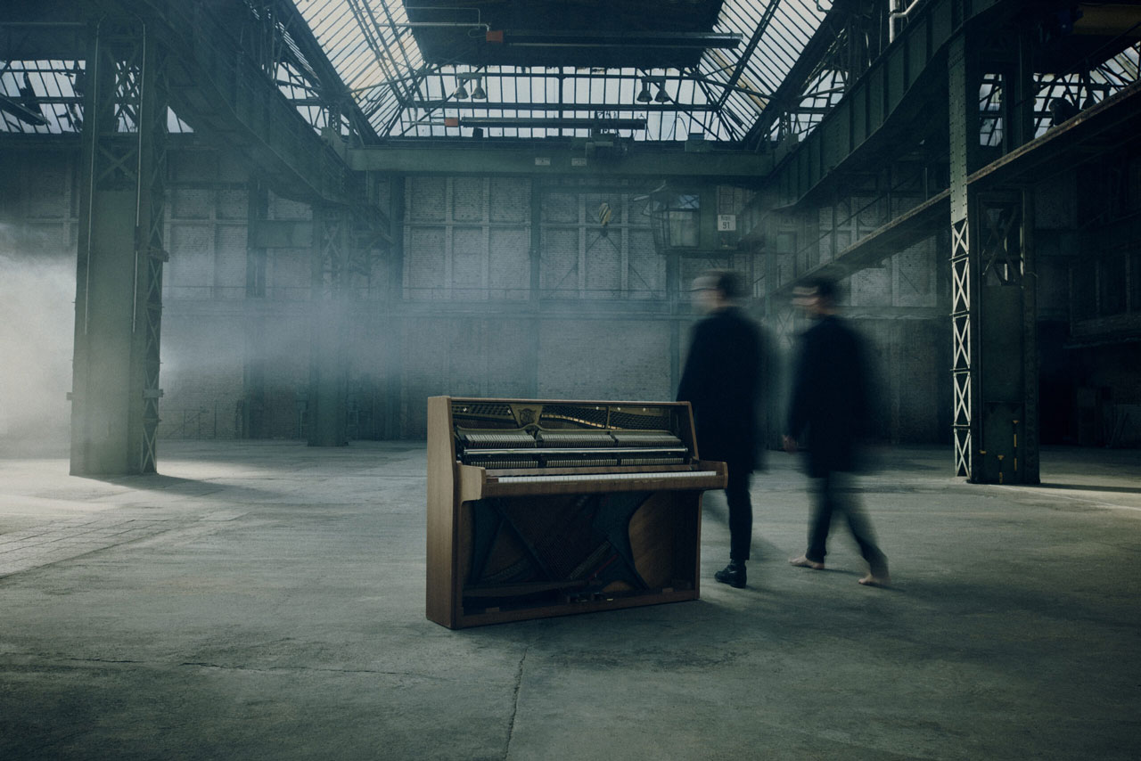 Between Us Titelbild